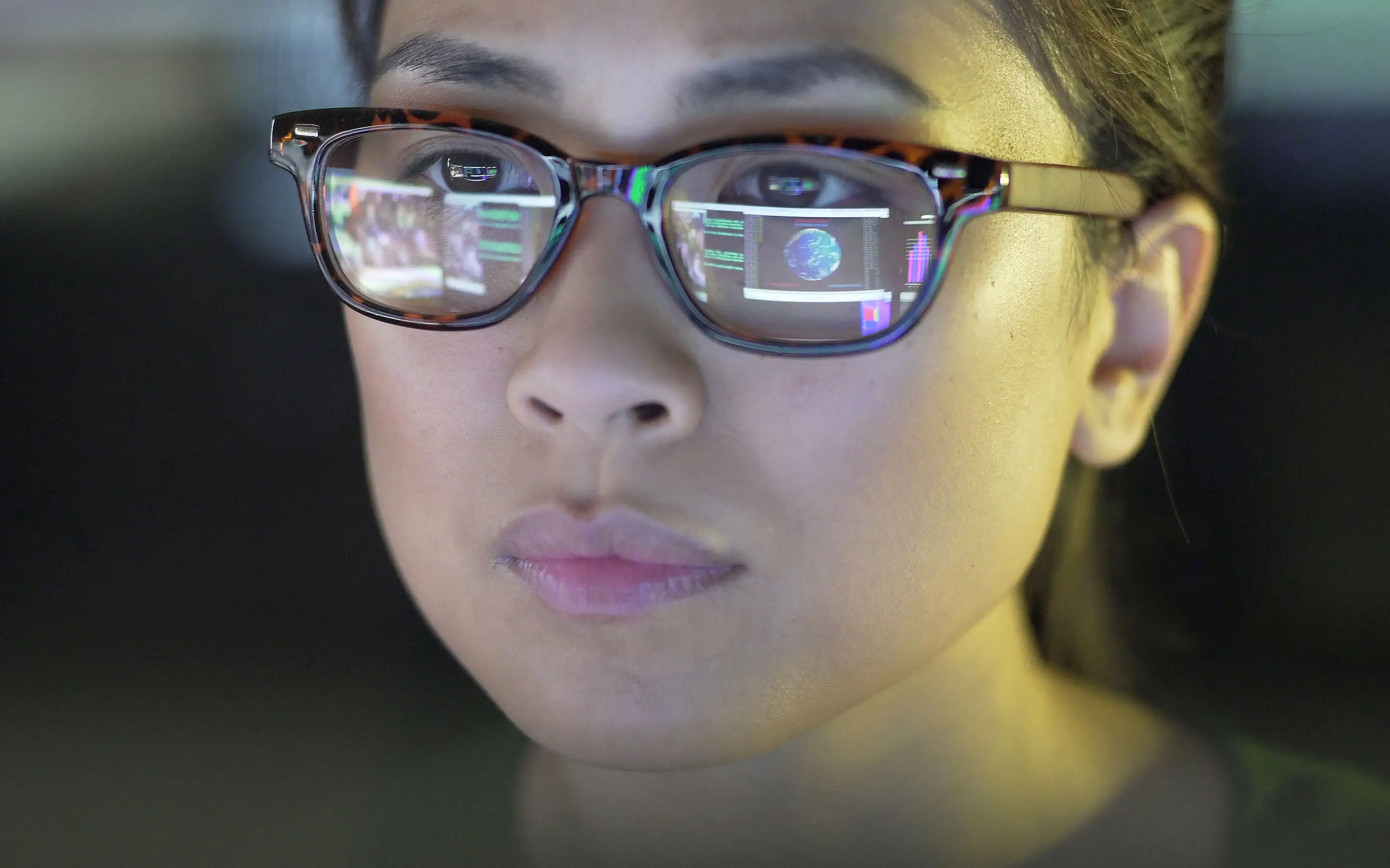 Persona con gafas mostrando datos en la lente